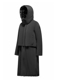 Lungo cappotto invernale imbottito nero con cappuccio integrato, zip frontale e due tasche laterali, progettato per il freddo.