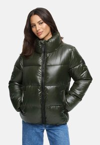 Grön puffjacka med hög krage, glänsande yta, dragkedja framtill och patchdetalj på ärmen. Har två sidofickor.