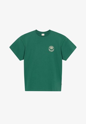 Mørkegrøn T-shirt med korte ærmer, rund halsudskæring og lille lysegråt rundt logo med et træ og tekst på venstre bryst.
