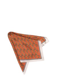 Foulard di seta in un vivace arancione con un motivo geometrico ripetuto. Bordo in crema con accenti marroni. Texture liscia, forma triangolare.