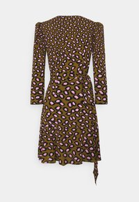 Leopardenmuster-Kleid mit langen Ärmeln, einer taillierten Bundschnürung und einem ausgestellten Rock. Farbschema umfasst Braun, Schwarz und rosafarbene Akzente.
