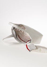 Borsa a tracolla in pelle grigia chiara con zip superiore, caratterizzata da un interno in tessuto con motivo e una pochette rimovibile. Include una tracolla regolabile.