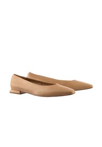 Beżowe skórzane baleriny z wąskim noskiem i małym, kanciastym obcasem. Gładka faktura, minimalistyczny design i staranne przeszycia.