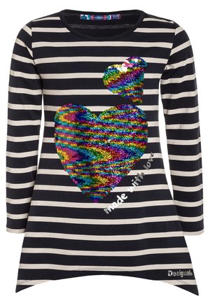 Czarna i biała koszula w paski z długim rękawem, z dwoma sercami z cekinów w kolorach tęczy oraz napisem „made with love” obok większego serca.