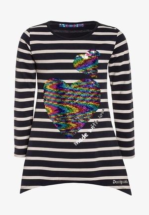 Zwart-wit gestreept shirt met lange mouwen met twee regenboogkleurige paillettenharten en de tekst "made with love" dicht bij het grootste hart.