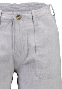 Grå byxor i fiskbensmönster med knappstängning, elastisk midja och sidofickor, med en texturerad tygfinish.