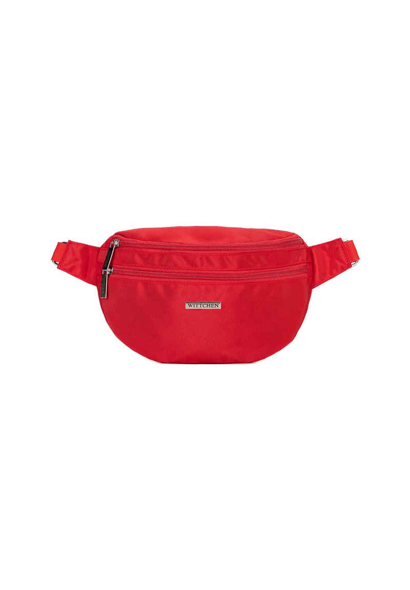 Marsupio rosso realizzato in tessuto resistente e testurizzato. Presenta una tasca con zip e una tracolla regolabile con marchio sul fronte.