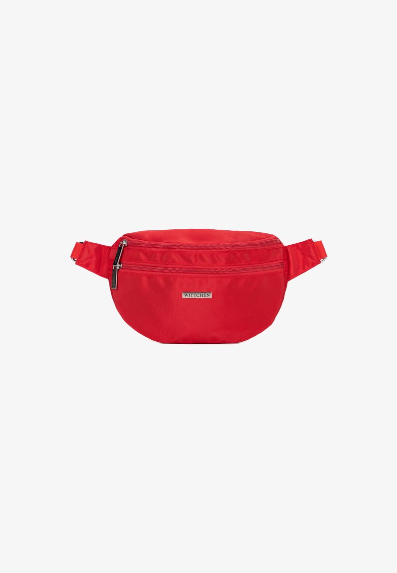 Marsupio rosso realizzato in tessuto resistente e testurizzato. Presenta una tasca con zip e una tracolla regolabile con marchio sul fronte.