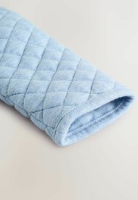 Guanto da forno blu trapuntato con una texture morbida e un bordo arrotondato, caratterizzato da un motivo a rombi e un'imbottitura spessa per la resistenza al calore.