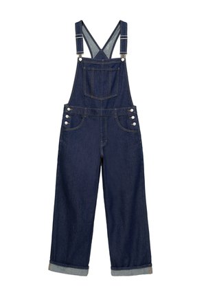 Dunkelblaue Denim-Latzhosen mit verstellbaren Schultergurten, vorderer Brusttasche, seitlichen Knöpfen und hochgekrempelten Hosenbeinen.