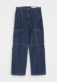 Pantalones cargo de mezclilla azul oscuro con un ajuste relajado, múltiples bolsillos laterales y detalles de costura visibles. Cintura de altura media y piernas anchas.