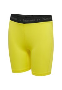 Gele sportshorts gemaakt van rekbaar materiaal, met een zwarte tailleband met "hummel" branding. Gladde textuur met een aansluitend ontwerp.
