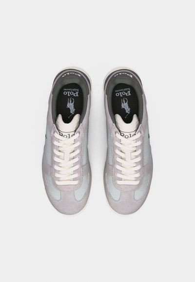 Par čevljev Polo Ralph Lauren v sivi in svetlo modri barvi z belimi vezalkami, prikazanih od zgoraj na belem ozadju.