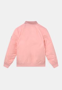 Jasnoróżowa kurtka bomberka z prążkowanymi mankietami, kołnierzem i pasem, pokazana z tyłu na białym tle.