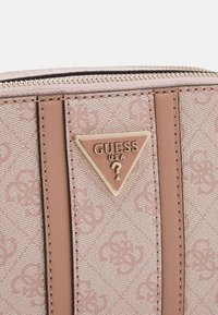 Guess NOREEN CAMERA CROSSBODY - Bandolera - dusty rose logo