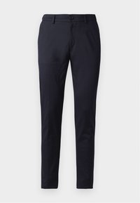 Pantaloni navy din material neted, cu croială slim, bucle pentru curea și închidere cu un singur nasture. Picioare drepte cu pliuri subtile.