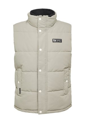 Hellgraue gepolsterte Weste mit hohem Kragen, ausgestattet mit Druckknöpfen, Seitentaschen und einem Logo-Patch auf der linken Brustseite.