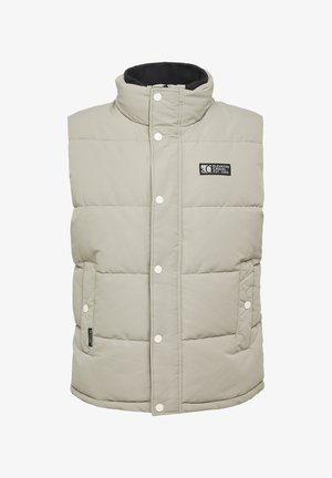 Gilet imbottito grigio chiaro con colletto alto, dotato di bottoni a pressione, tasche laterali e una patch con logo sulla parte sinistra del petto.