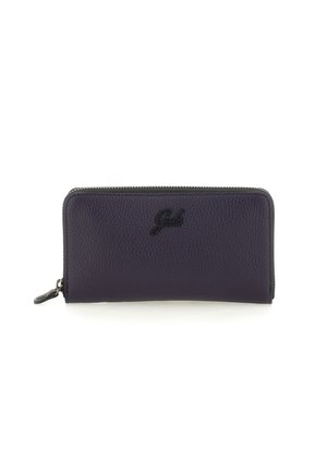 Portafoglio zip-around in pelle tessuta di colore viola scuro con logo nero e zip argentata su sfondo bianco.
