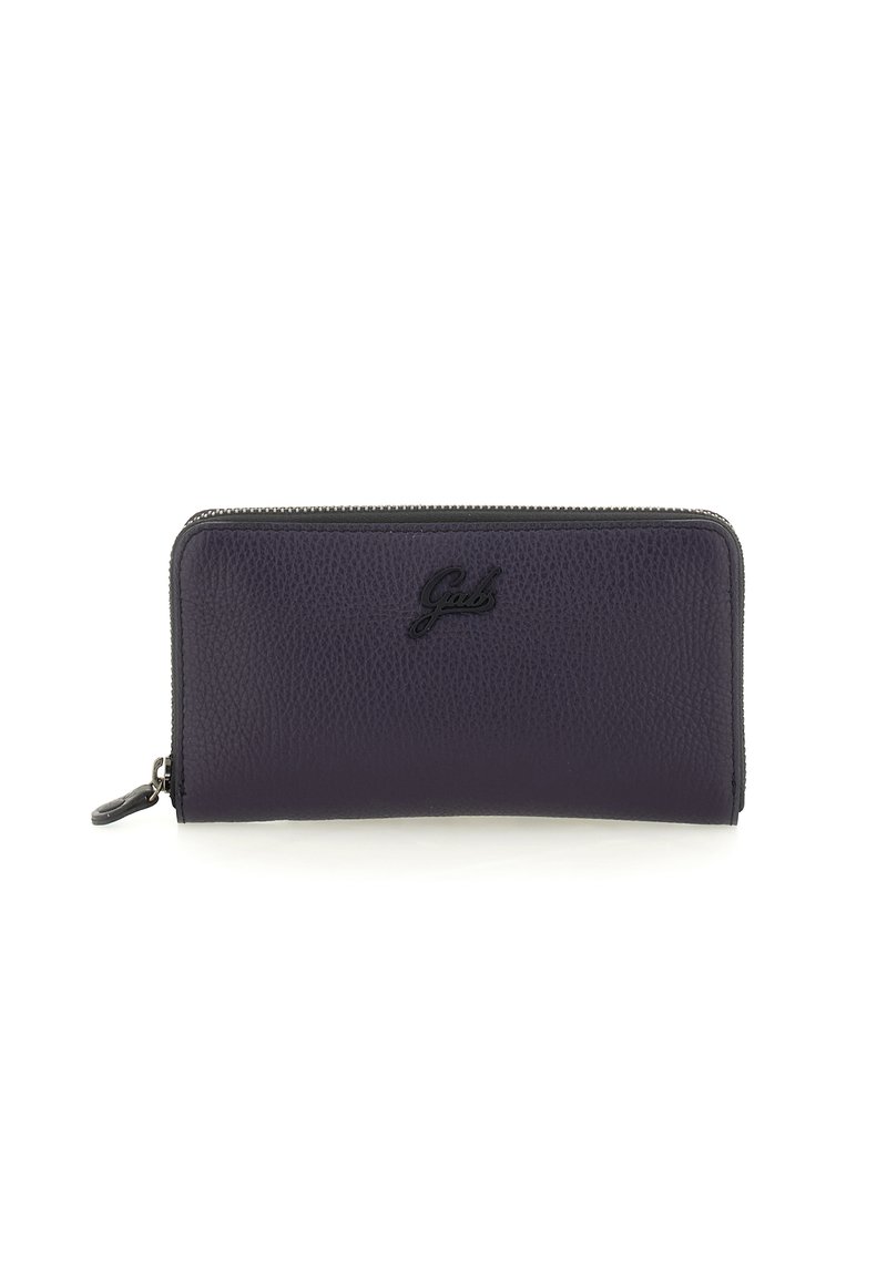 Portafoglio zip-around in pelle tessuta di colore viola scuro con logo nero e zip argentata su sfondo bianco.