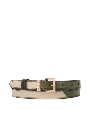Ceinture en cuir bicolore avec des sections beige et vert olive, boucle dorée et passant noir sur fond blanc.
