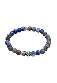 Bracelet en perles de lapis-lazuli présentant diverses nuances de bleu, avec des accents métalliques et un design de fermoir rond, mettant en valeur des textures et des motifs uniques.