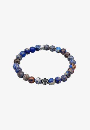 Bracciale in pietre di lapislazzuli con diverse sfumature di blu, con accenti metalizzati e design a chiusura tonda, che mette in evidenza texture e motivi unici.