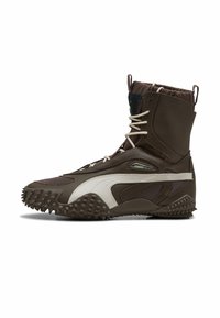 Botas altas marrones que presentan una mezcla de texturas suaves y de malla, acentos blancos, picos redondeados en la suela y puño elástico.