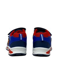 Scarpe sportive blu e rosse con dettagli in rete, collo imbottito e strap in Velcro; presentano una suola intermedia bianca e una suola nera testurizzata.