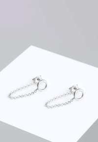 Pendientes de plata con studs circulares y una cadena colgante que conecta con un círculo más pequeño, que muestran un acabado pulido y un diseño delicado.