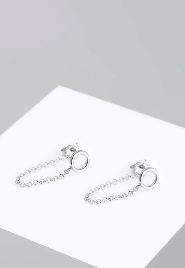 Pendientes de plata con studs circulares y una cadena colgante que conecta con un círculo más pequeño, que muestran un acabado pulido y un diseño delicado.
