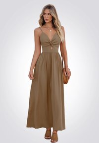 Abito lungo in khaki con un busto aderente, dettaglio torciglione frontale e gonna fluida. Presenta spalline sottili e un discreto taglio a forma di chiave.