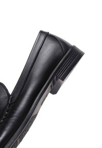 Zwarte leren schoen met een ronde neus, een gladde textuur en een lage hak. Heeft een gevlochten zijpatroon en gedetailleerde stiksels.