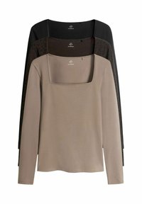 Trīs garu piedurkņu blūzes: bežā, brūnā ar leopardu rakstu un melnā krāsā. Katrai ir kvadrātveida kakls un tīra, maiga tekstūra.