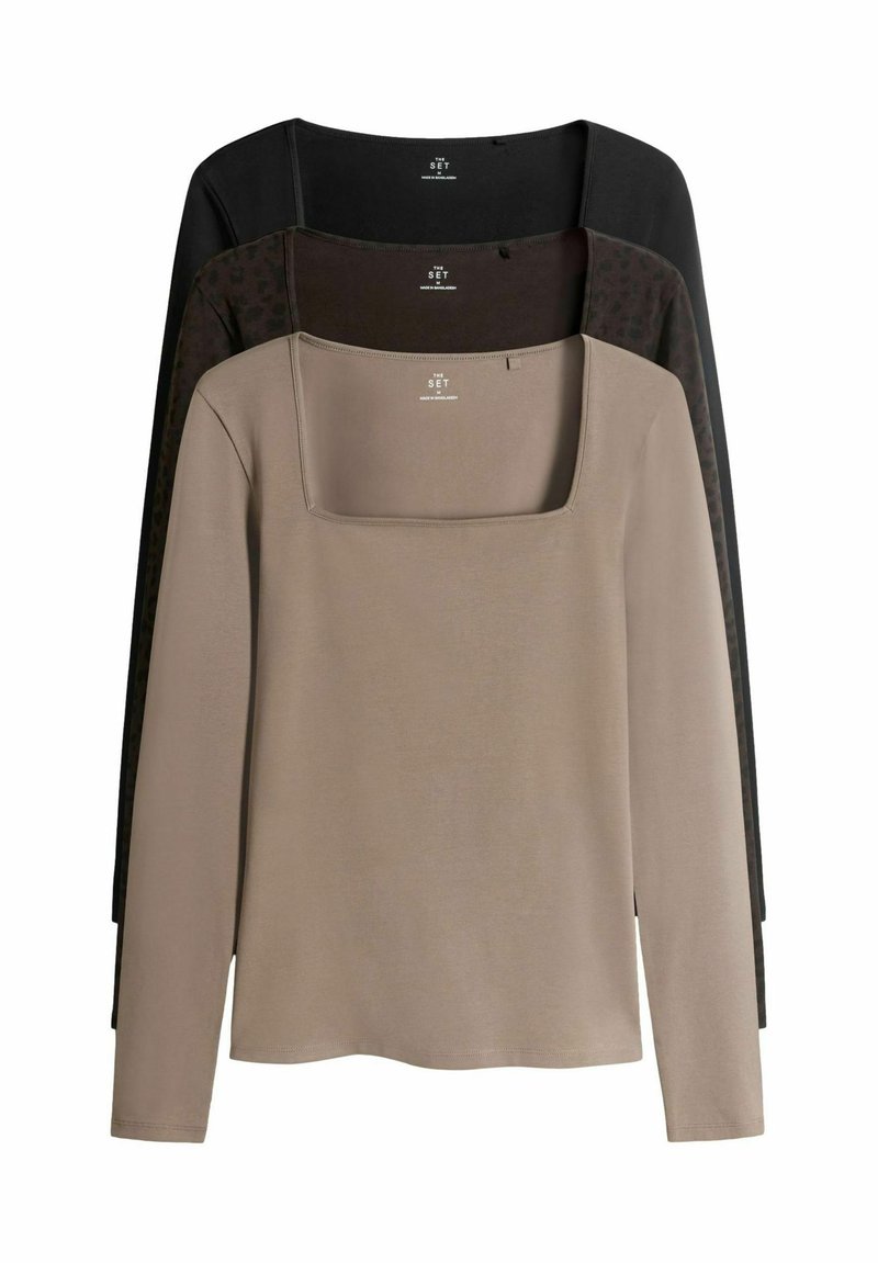 Trīs garu piedurkņu blūzes: bežā, brūnā ar leopardu rakstu un melnā krāsā. Katrai ir kvadrātveida kakls un tīra, maiga tekstūra.