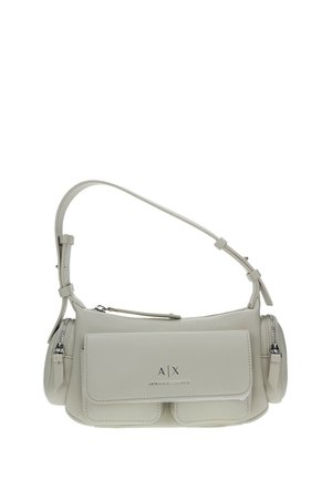 Borsa a spalla in pelle bianca con due tasche frontali, hardware argento e tracolla regolabile. Presenta una texture liscia e un logo sottile.