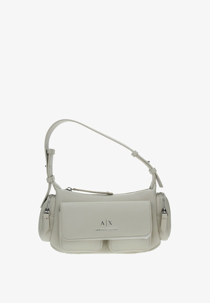 Borsa a spalla in pelle bianca con due tasche frontali, hardware argento e tracolla regolabile. Presenta una texture liscia e un logo sottile.