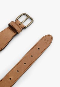 Cinturino in pelle marrone chiaro con fibbia rettangolare in bronzo, con fori equidistanti lungo la lunghezza e una superficie liscia.