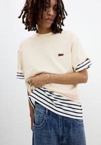 PULL&BEAR WITH LOGO - T-shirts print - mottled beige