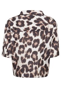 Afskåret skjorte i et blødt stof med en beige baggrund og mørkebrune leopardmønstre samt en klassisk krave.