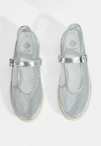 Silberne Netz-Mary-Jane-Schuhe mit runder Zehenform, einem Riemen mit Schnalle und weißen Gummisohlen. Prägedruck-Logo auf der Innensohle sichtbar.