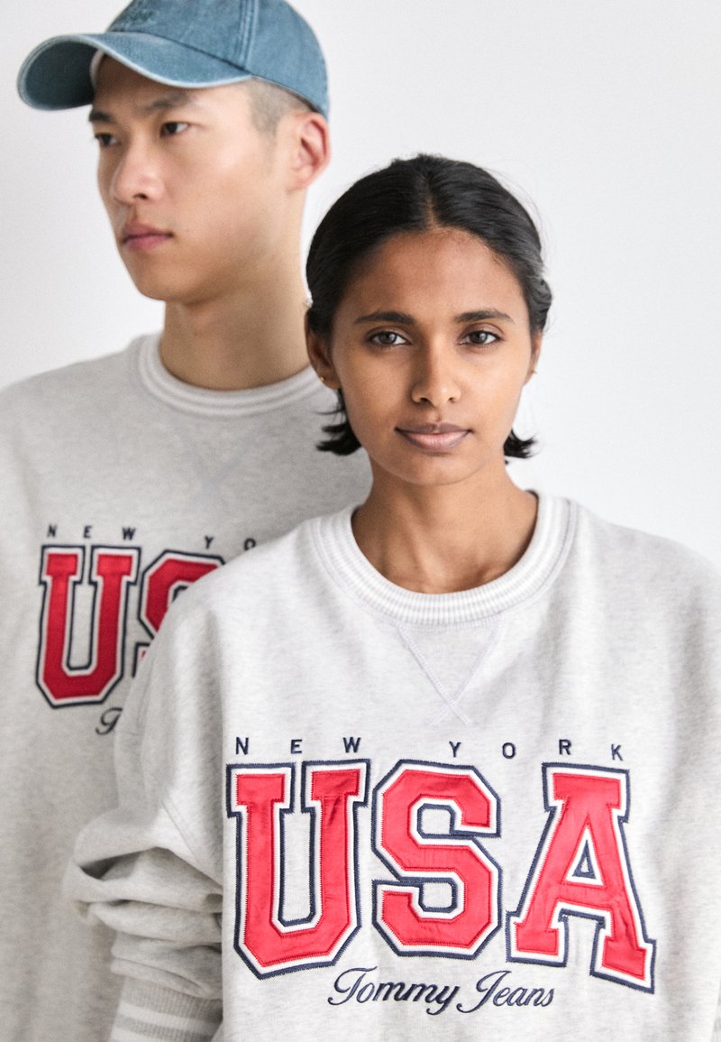 Tommy Jeans - ARCHIVE GAMES TEAM USA CREW UNISEX - Pulóver - silver grey heather, Nagyítás