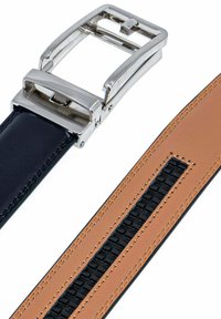 Ceinture en cuir avec boucle en métal argenté. Elle présente une sangle en cuir noir avec des coutures et une sangle en cuir beige au motif texturé et à la couture contrastante.