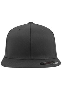 Fekete snapback sapka strukturált anyagból. Jellemzője a lapos karima, varrt részletek és a kör alakú márkás címke az elülső bal panelen.