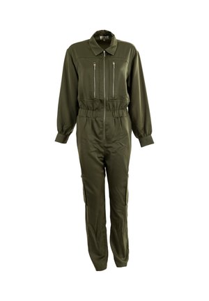 Jumpsuit verde oliva realizzato in tessuto morbido; presenta maniche lunghe, due tasche sul petto con zip, vita elastica e tasche cargo laterali.