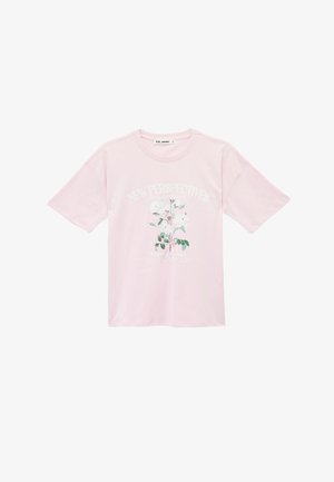 T-shirt rosa di cotone con maniche corte, decorata con una stampa floreale e la scritta "NEW PERSPECTIVES" in bianco sopra un motivo centrale.