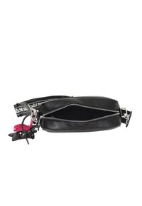 Borsa a tracolla nera con zip aperta, tracolla removibile con stampa "GAËLLE PARIS" e portachiavi con nappina rosa e charm neri.