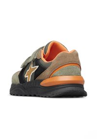 Sneaker multicolore realizzata in materiali scamosciati e in rete. Parte superiore verde e marrone con accenti arancioni e suola in gomma nera. Chiusura con strap in velcro.