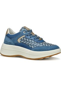 Sneakers sportivi blu con un design testurizzato, accenti in pelle liscia, collare imbottito e suola intermedia bianca. Presentano lacci rotondi e suola in gomma.