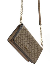 Texturerad brun crossbody plånbok med hexagonal mönster, detaljer i guld, kedjestropp och logodetaljer på framsidan.